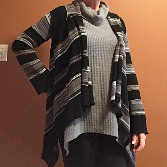 🌷3/$25🌷 Ladies cardigan sweater - Picture 2 of 3